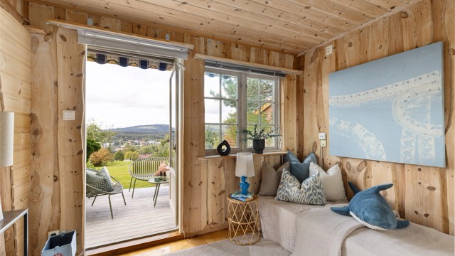 Soverom 3 er et allsidig soverom med direkte utgang til den vestvendte terrassen og hagen