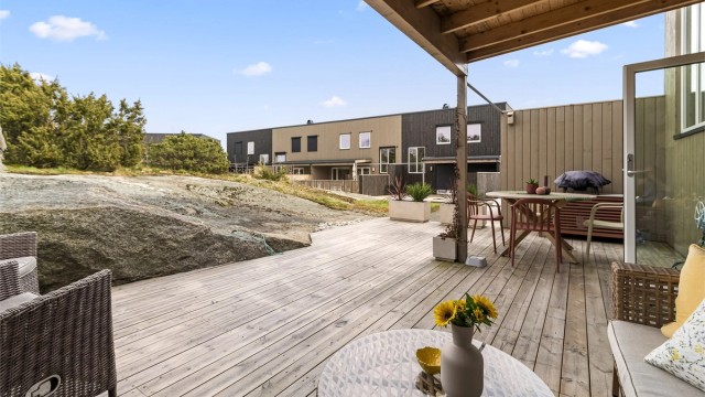 Morgensolen kan nytes på flotte utearealer mot øst, samtidig som terrassen mot vest byr på herlig kveldssol.