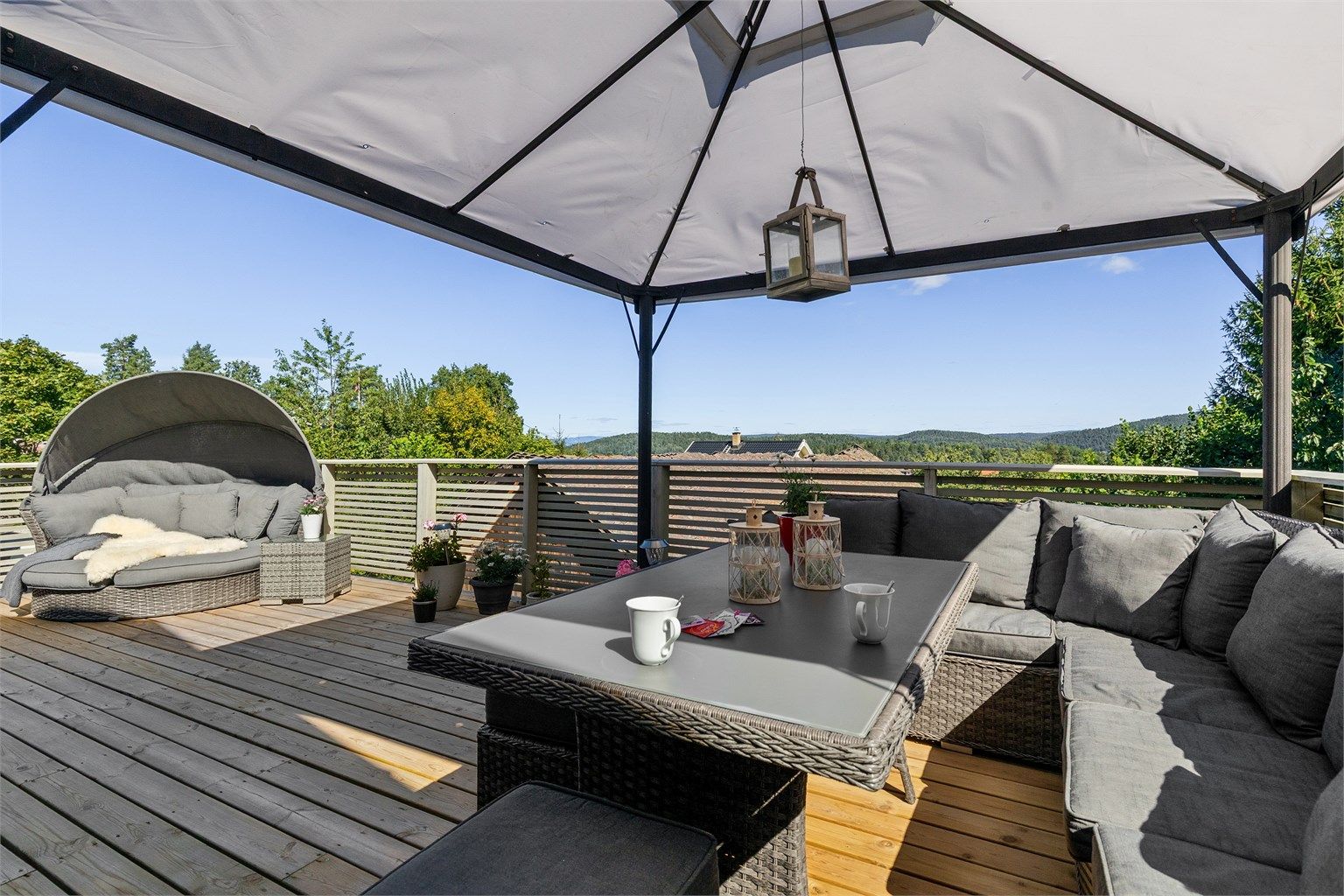 Pen og innholdsrik enebolig over 2 plan med egen hybeldel. Flere fine og solrike uteplasser