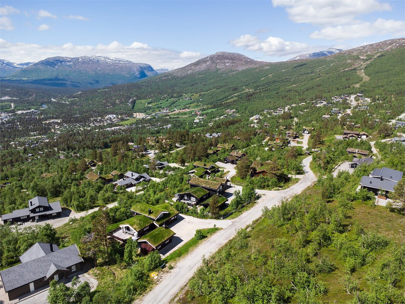 Fra eiendommen er det ca. 3 km til butikk og andre servicetilbud på Bjorli.