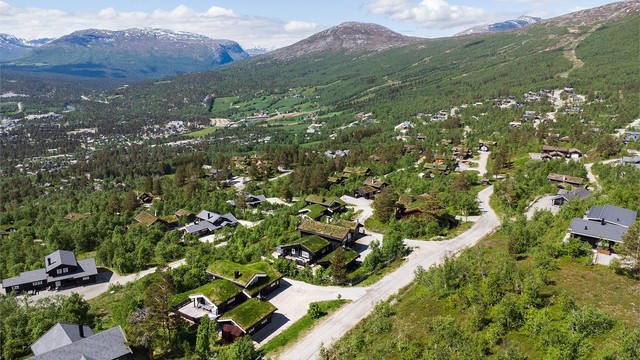 Fra eiendommen er det ca. 3 km til butikk og andre servicetilbud på Bjorli.