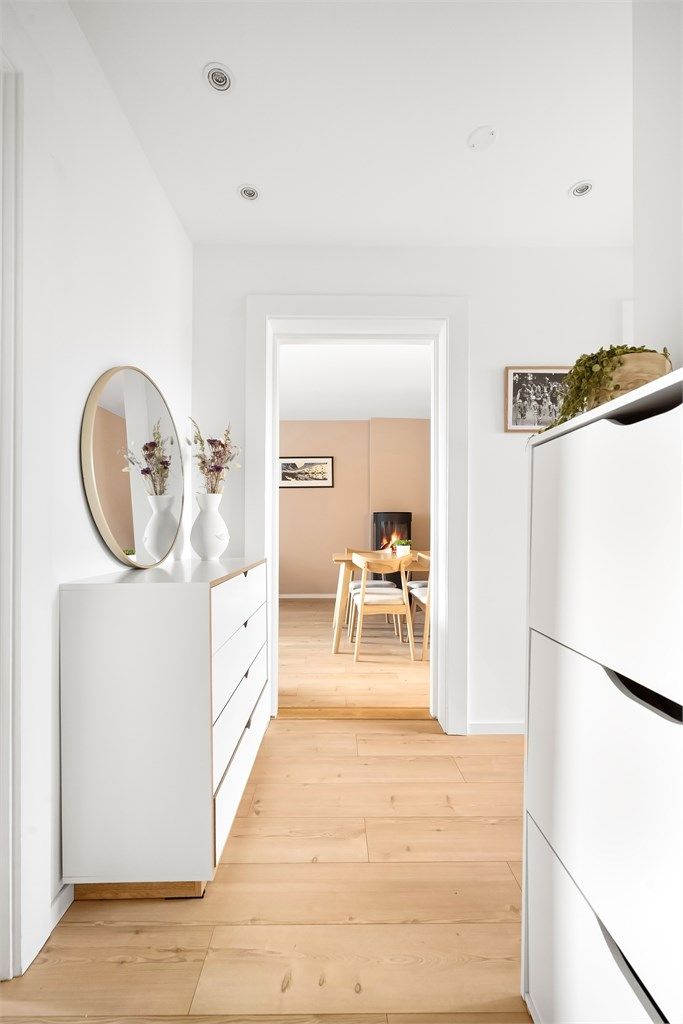 Leiligheten disponerer svært gode lagringsmuligheter med tre eksterne boder. 