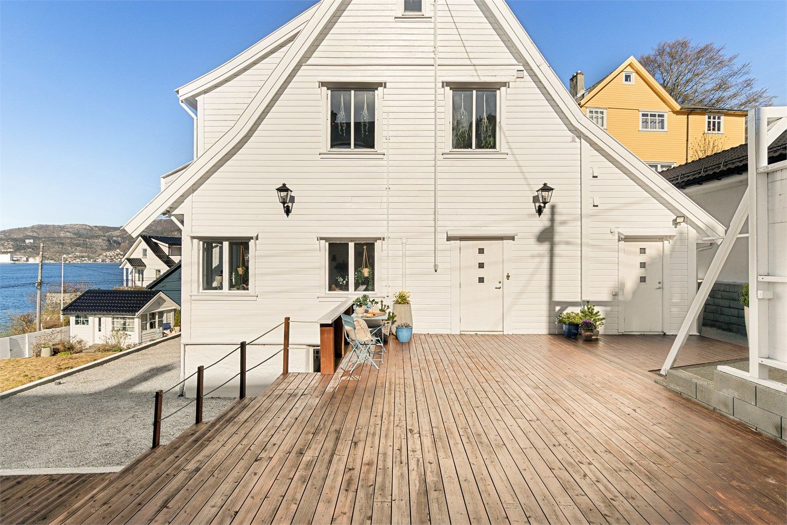 - Det første som møter deg er en stor terrasse på ca. 64 kvm -