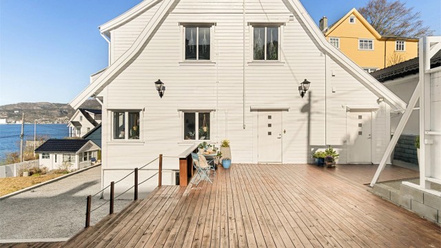 - Det første som møter deg er en stor terrasse på ca. 64 kvm -