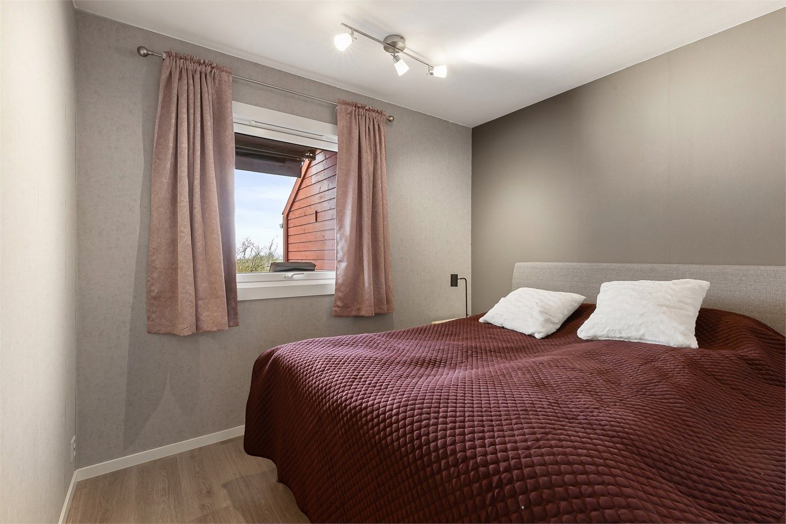 Soverommet har god plass til dobbeltseng