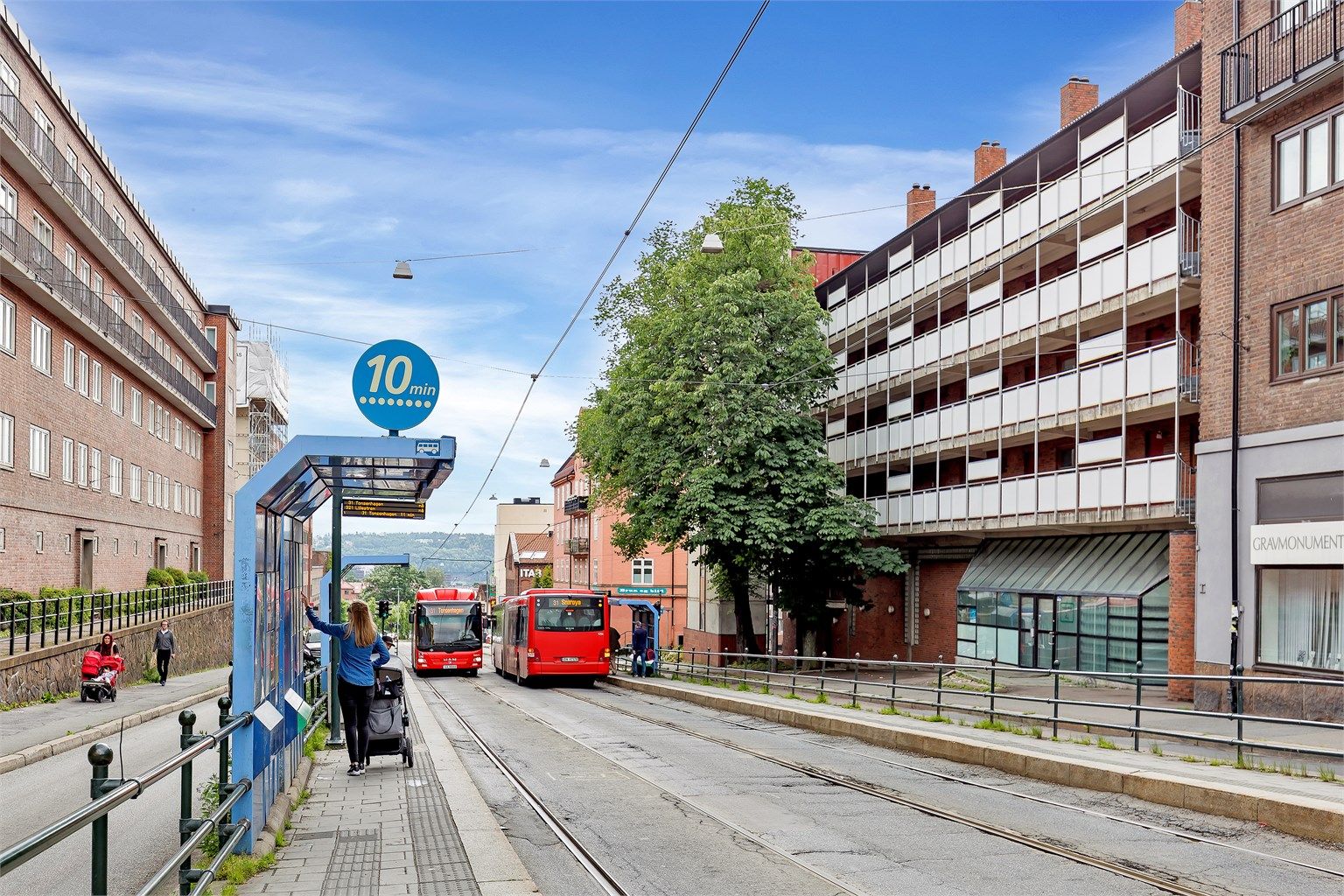 Trikk, buss og t-bane ligger i nærheten. Området har et svært velutviklet kollektivnett.