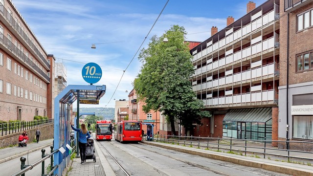 Trikk, buss og t-bane ligger i nærheten. Området har et svært velutviklet kollektivnett.