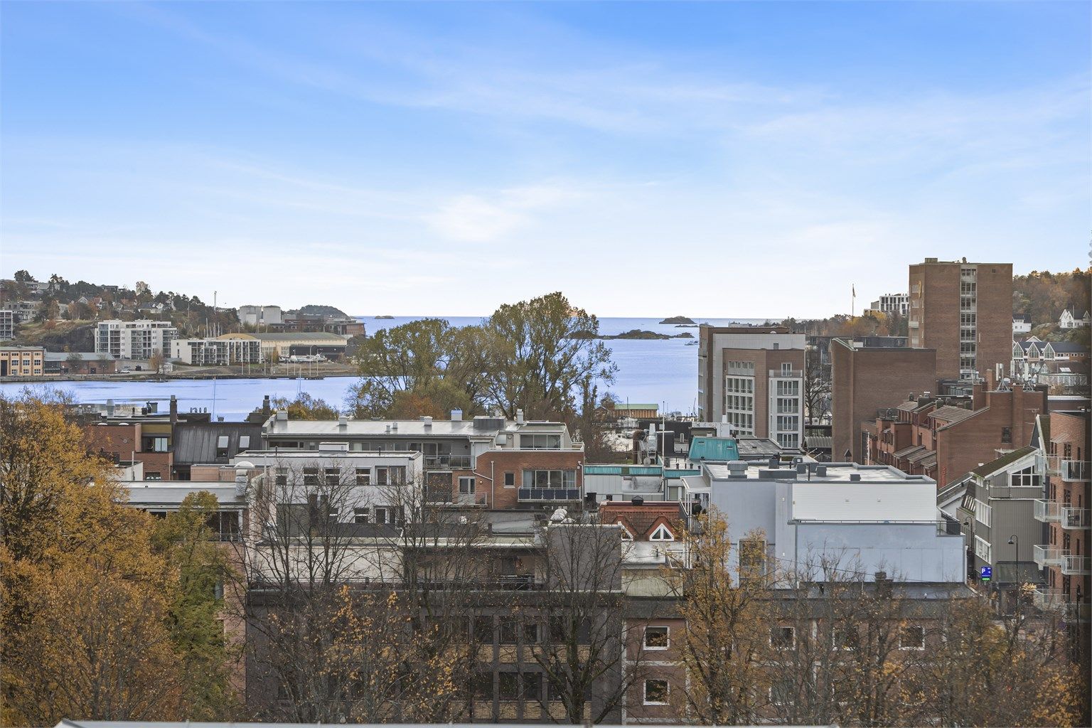 Utsikt fra innglasset balkong mot sør med nydelig by- og fjordutsikt. 
