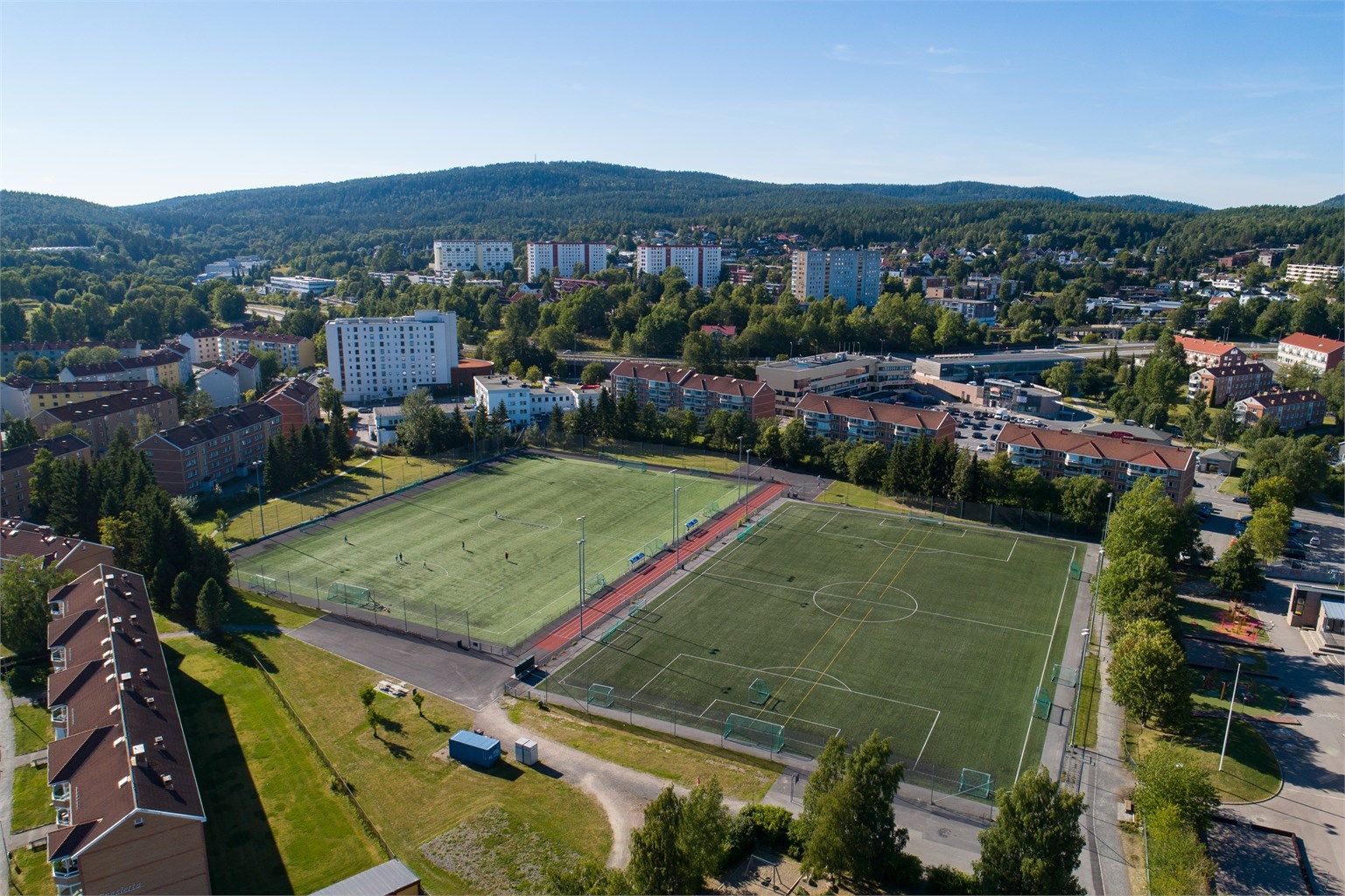 Nærområdet byr på flere fritidstilbud, inkludert idrettsanlegg, treningssentre og Nordtvet bad.