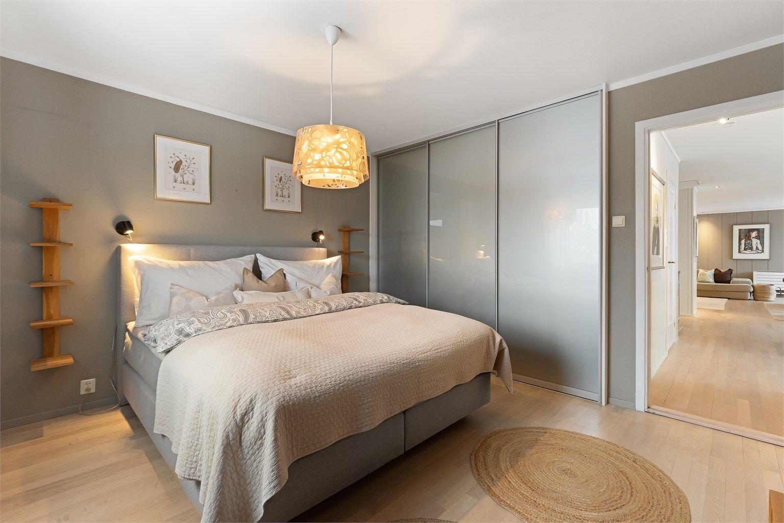 En stor skyvedørsgarderobe gir rikelig med oppbevaringsplass.