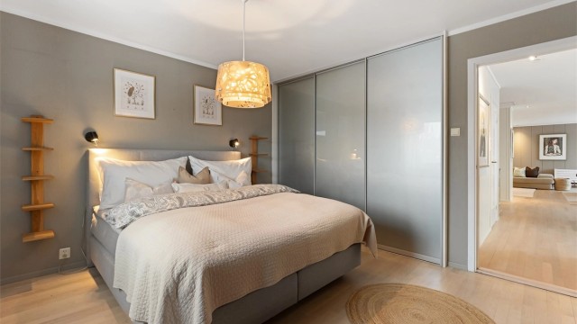 En stor skyvedørsgarderobe gir rikelig med oppbevaringsplass.