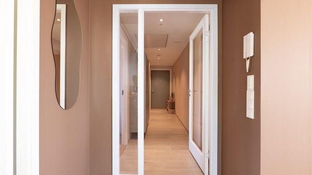 Hovedinngangens porttelefon betjenes fra stuen, slik at du slipper å gå helt ut i enden av entreen når besøkende ringer på.