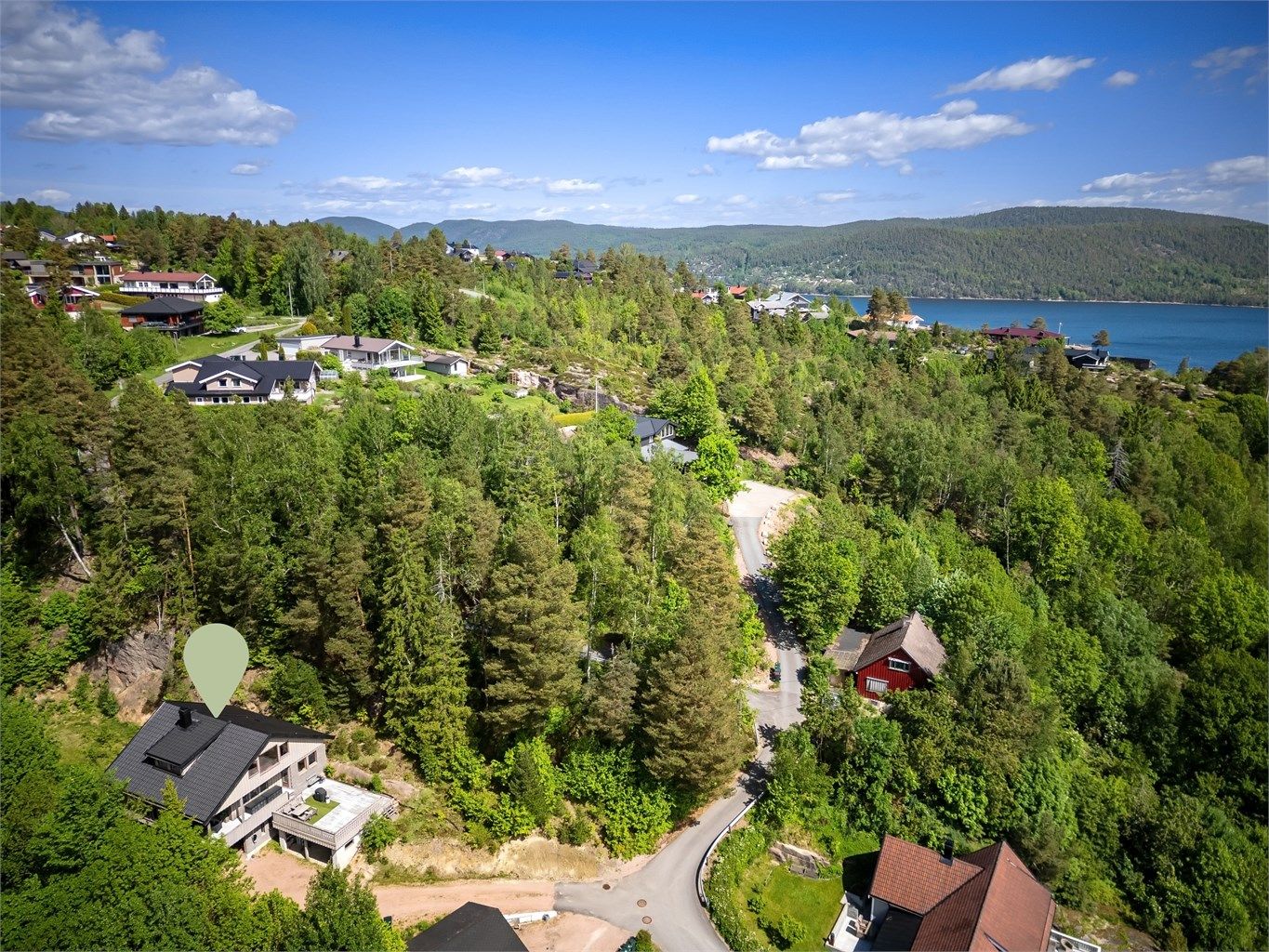 Fantastiske tur- og skimuligheter i marka som er nært beliggende til eiendommen, i tillegg er det lysløype med skiløyper (vinterstid). 