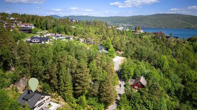 Fantastiske tur- og skimuligheter i marka som er nært beliggende til eiendommen, i tillegg er det lysløype med skiløyper (vinterstid).