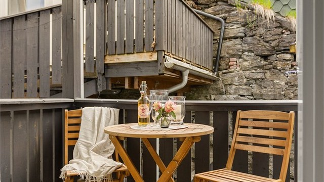 Balkongen er et privat og skjermet uterom med plass til en liten sittegruppe.