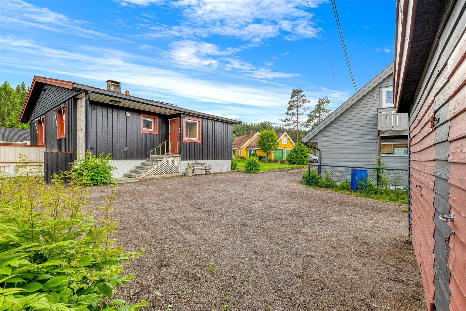 Gårdsplassen har fin plass til parkering av flere biler
