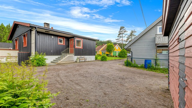 Gårdsplassen har fin plass til parkering av flere biler