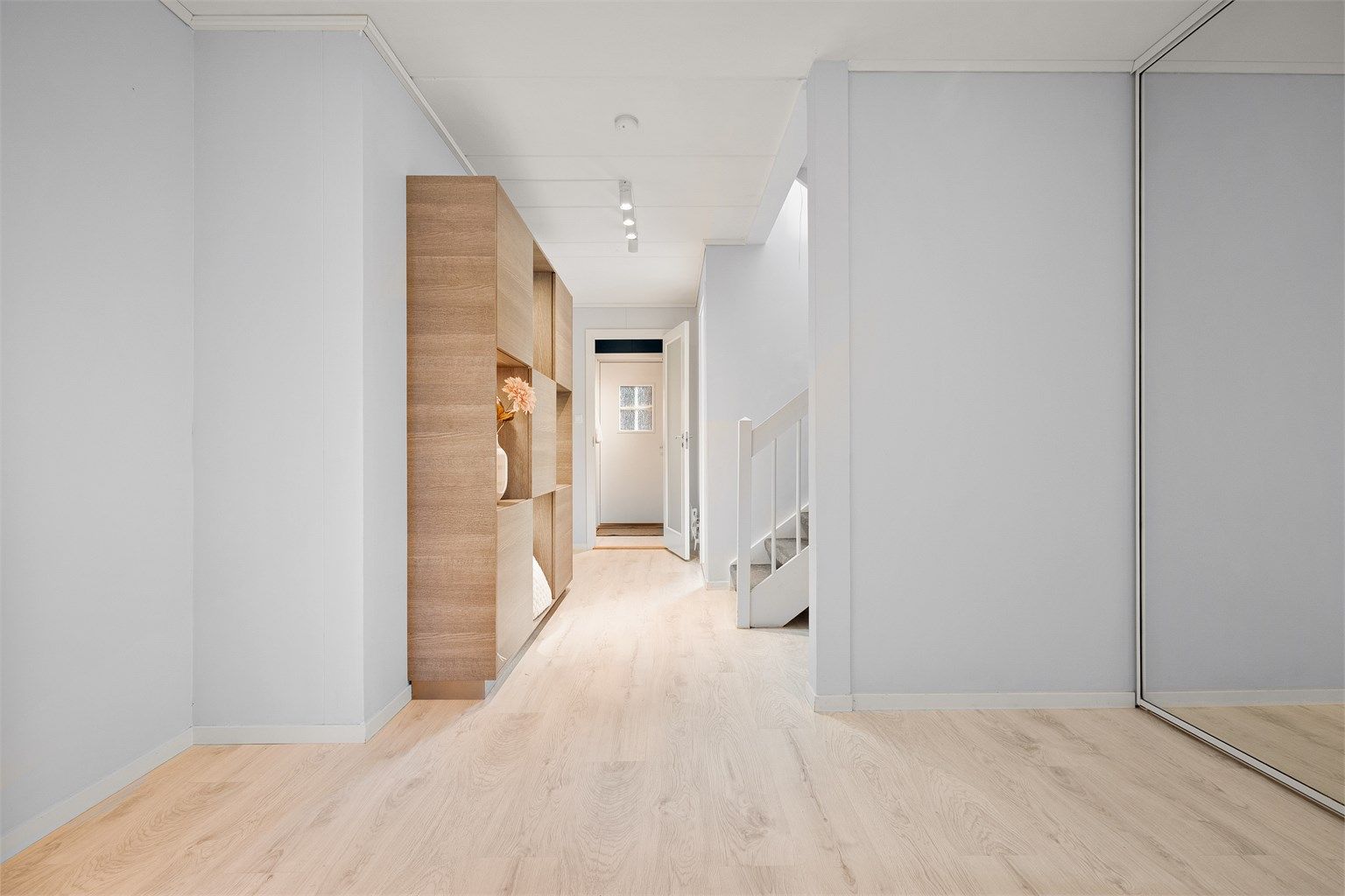 Boligens 1. etasje inneholder entré, gang/hall, garderobe, 3 soverom, bad/wc, vaskerom og bod.