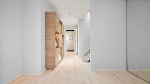 Boligens 1. etasje inneholder entré, gang/hall, garderobe, 3 soverom, bad/wc, vaskerom og bod.