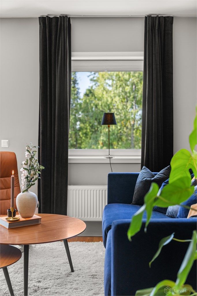Vinduer med karmer av tre og 2-lags glass fra byggeåret.