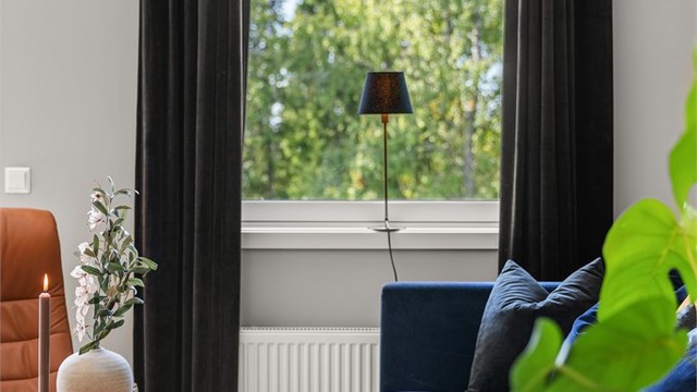 Vinduer med karmer av tre og 2-lags glass fra byggeåret.