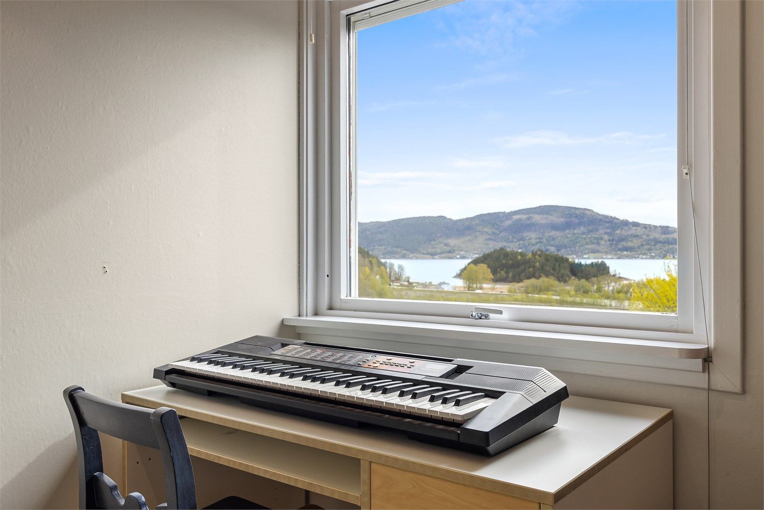 Også fra soverommene kan man nyte utsikten mot fjorden.