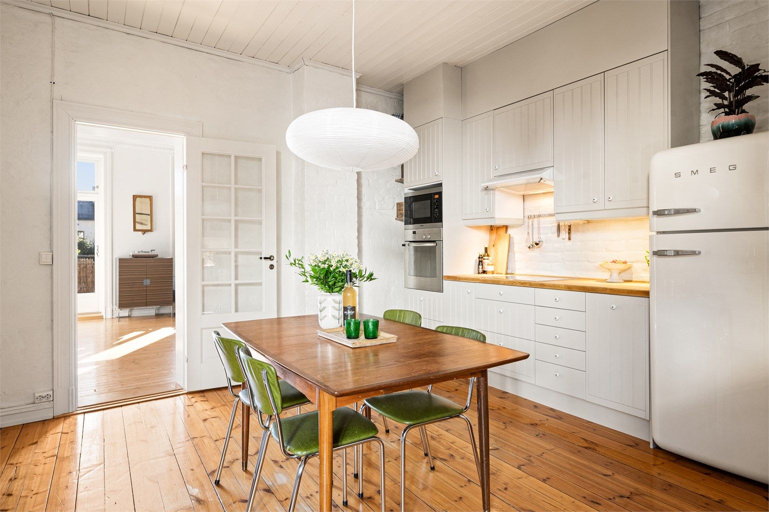 Leiligheten består av 3 soverom, stort bad og kjøkken, samt en romslig stue med utgang til balkong.