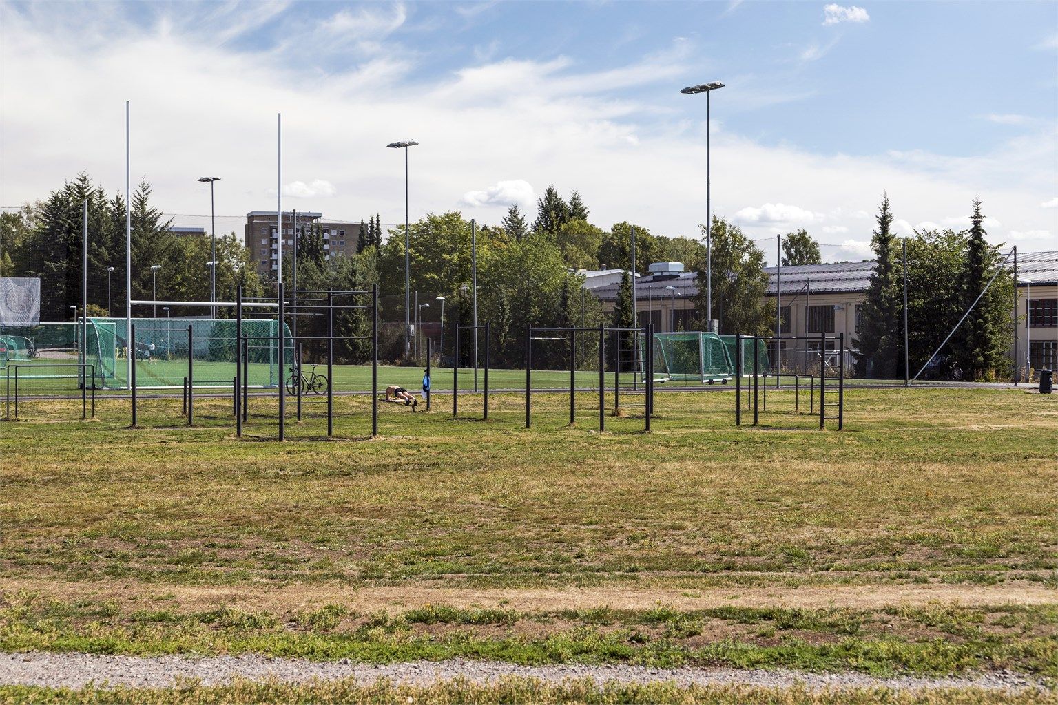 På Voldsløkka finner du alt fra volleyballbaner, fotballbaner, lekeplass, tuftepark, tennisbaner og skøytebane på vinterstid. Grusstien rundt Voldsløkka er også en populær runde for de løpeglade.