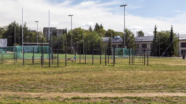På Voldsløkka finner du alt fra volleyballbaner, fotballbaner, lekeplass, tuftepark, tennisbaner og skøytebane på vinterstid. Grusstien rundt Voldsløkka er også en populær runde for de løpeglade.