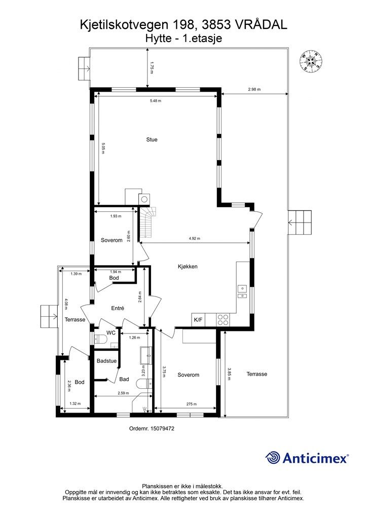 Første etasje rommer stue og kjøkken i åpen løsning, to soverom, bad med badstue og et separat toalettrom.