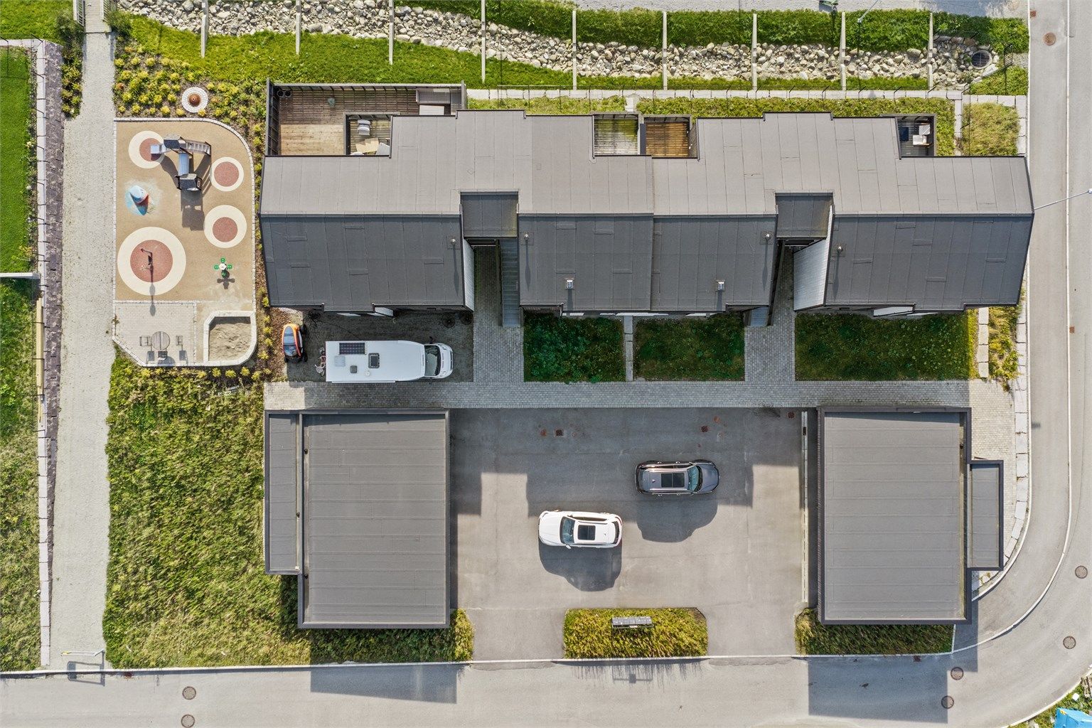 Leilighetsbygget er en del av et nyere og familievennlig boligområde på Ganddal.