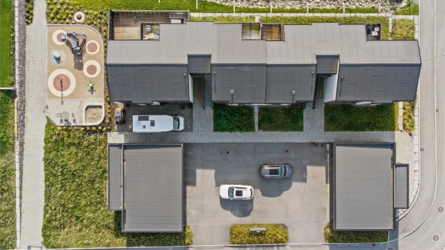 Leilighetsbygget er en del av et nyere og familievennlig boligområde på Ganddal.