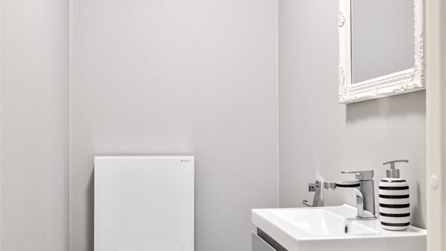 I tillegg til badet har leiligheten et separat toalettrom med flislagt gulv