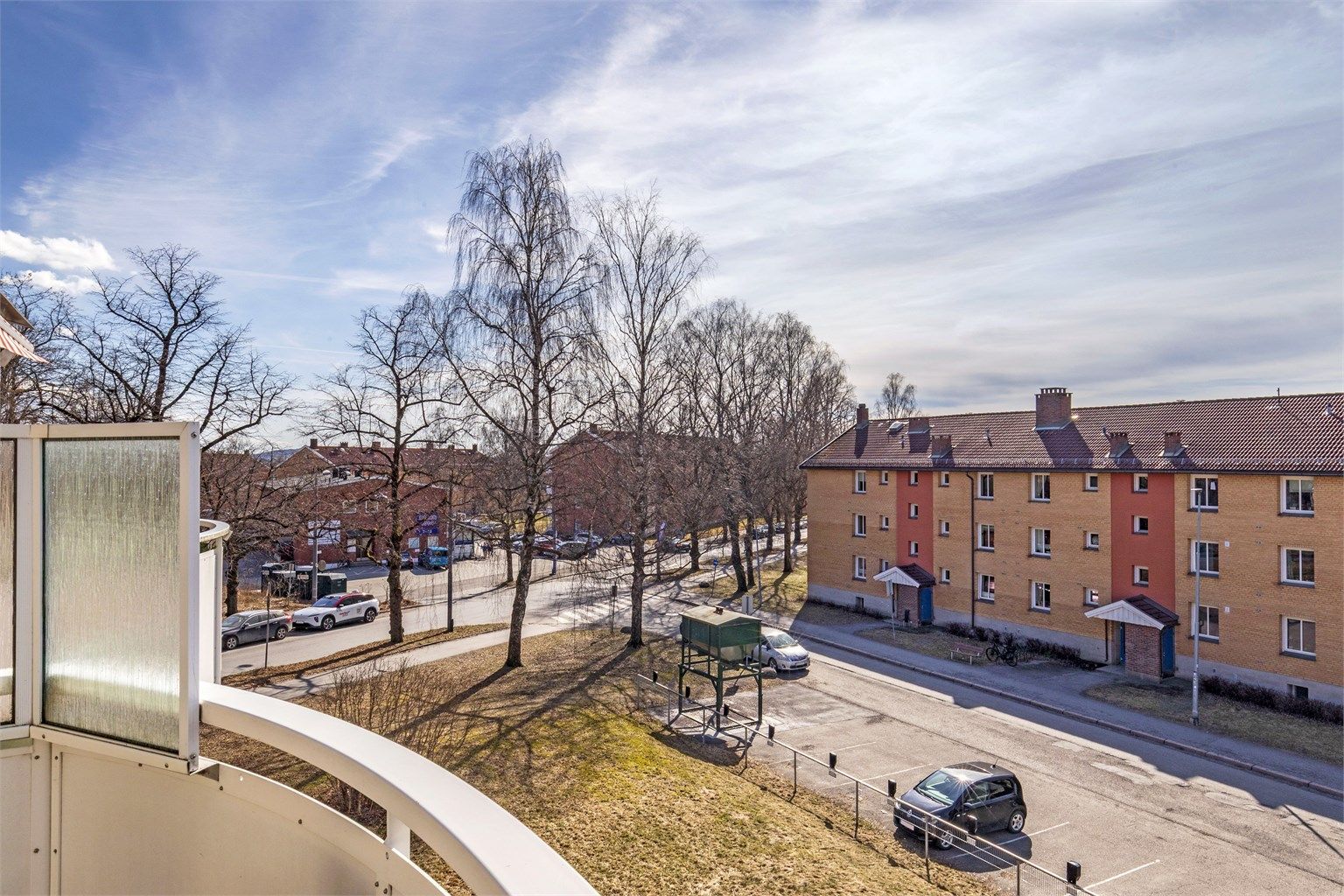 Utsyn fra balkongen. Her ser du bl.a. ned til Rema 1000 som ligger rett ved