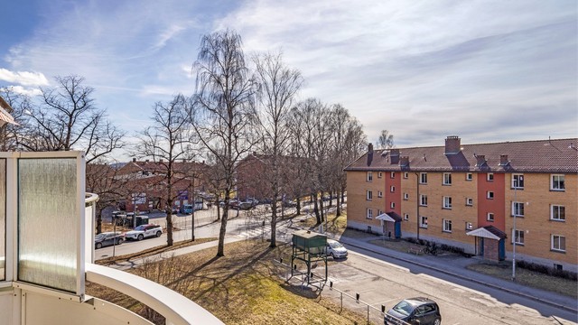 Utsyn fra balkongen. Her ser du bl.a. ned til Rema 1000 som ligger rett ved