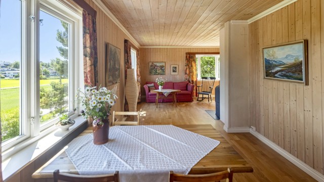 Koselig liten enebolig med stue, kjøkken, bad, mellomrom/tv-stue og soverom (se salgsoppgave for ytterligere informasjon)