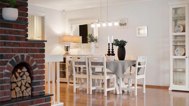 Spisestuen har god plass til langbord for hyggelige sammenkomster.