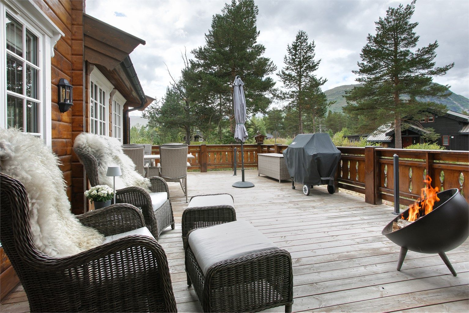 Moderne tømmerhytte med en stor terrasse på 46 kvm.
Foto: Jarle Osen
