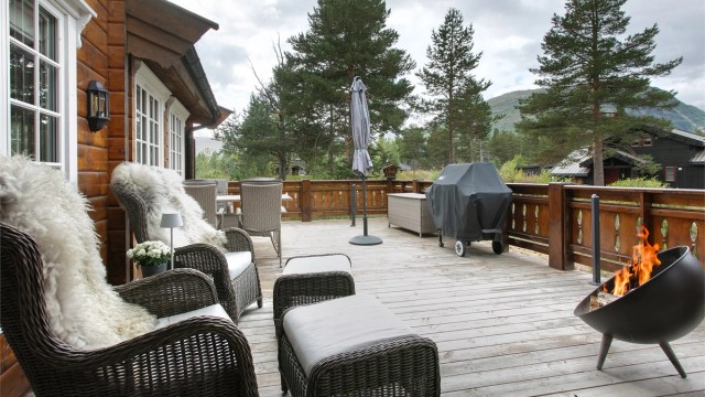 Moderne tømmerhytte med en stor terrasse på 46 kvm.
Foto: Jarle Osen