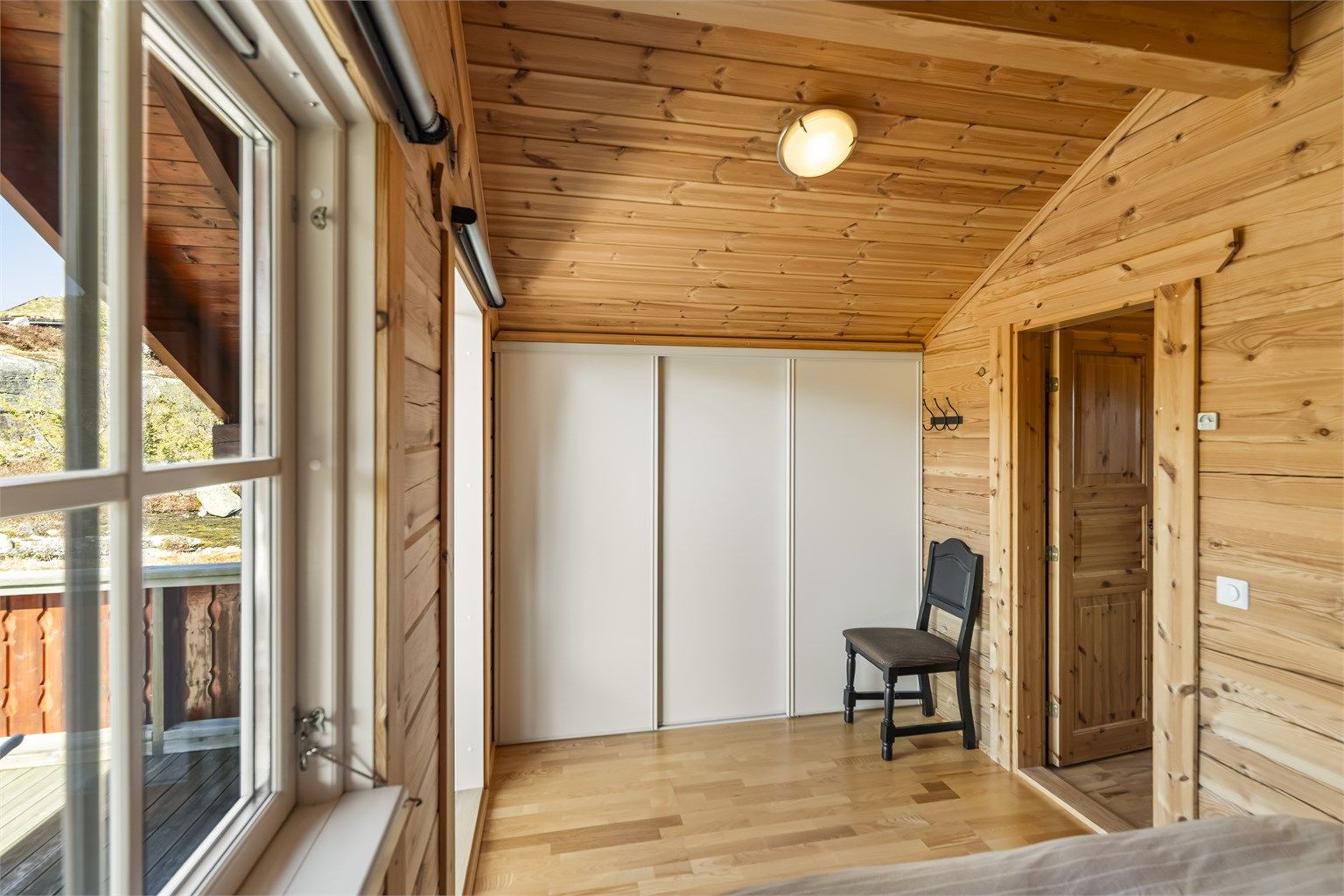 En stor skyvedørsgarderobe gir rikelig med oppbevaringsplass.