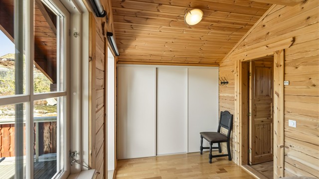 En stor skyvedørsgarderobe gir rikelig med oppbevaringsplass.