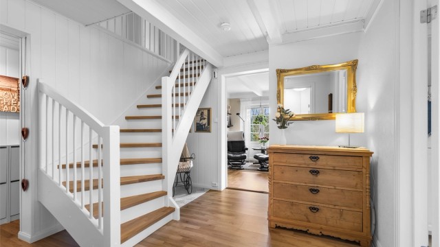Entre leder videre inn til gang som har adkomst til bad, kjøkken, stue og garderobe.