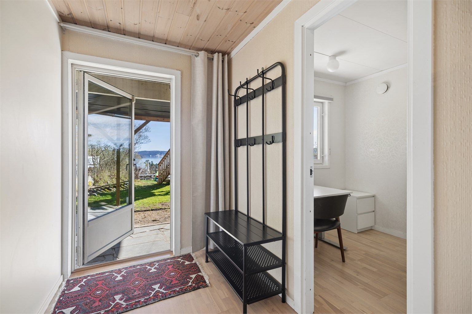 Underetasjen har egen utgang med dør direkte ut til en overbygget platting, som gir videre adkomst til hagen.