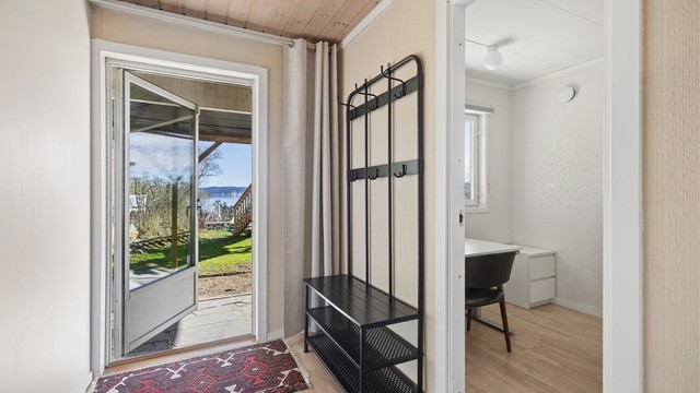Underetasjen har egen utgang med dør direkte ut til en overbygget platting, som gir videre adkomst til hagen.