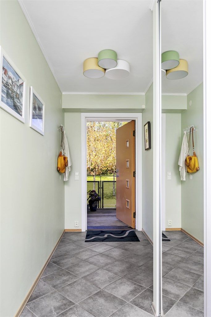Entréen har en romslig skyvedørsgarderobe med speilfronter, som gir rikelig med oppbevaringsplass.