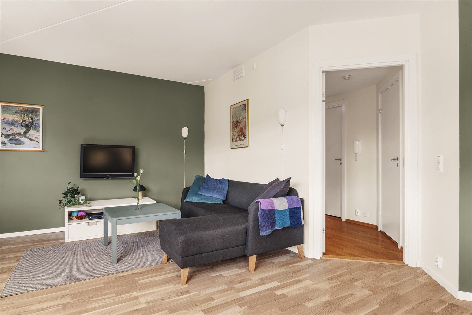 Leiligheten har attraktiv beliggenhet i populære Asker som er kjent for sin balanserte kombinasjon av småbysjarm, moderne servicetilbud og flotte naturopplevelser