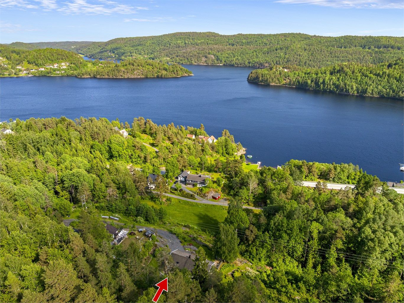 Kort vei til vannet og E18. Ca. 10 minutter i bil fra Tvedestrand sentrum.