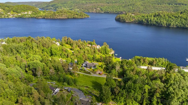 Kort vei til vannet og E18. Ca. 10 minutter i bil fra Tvedestrand sentrum.