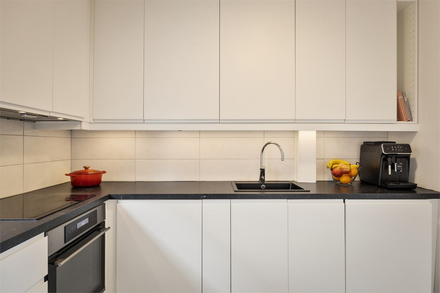 Integrert stekeovn, platetopp, oppvaskmaskin og kjøleskap med fryser