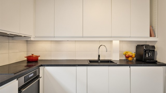 Integrert stekeovn, platetopp, oppvaskmaskin og kjøleskap med fryser